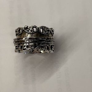 Beautifully detailed spinner ring.